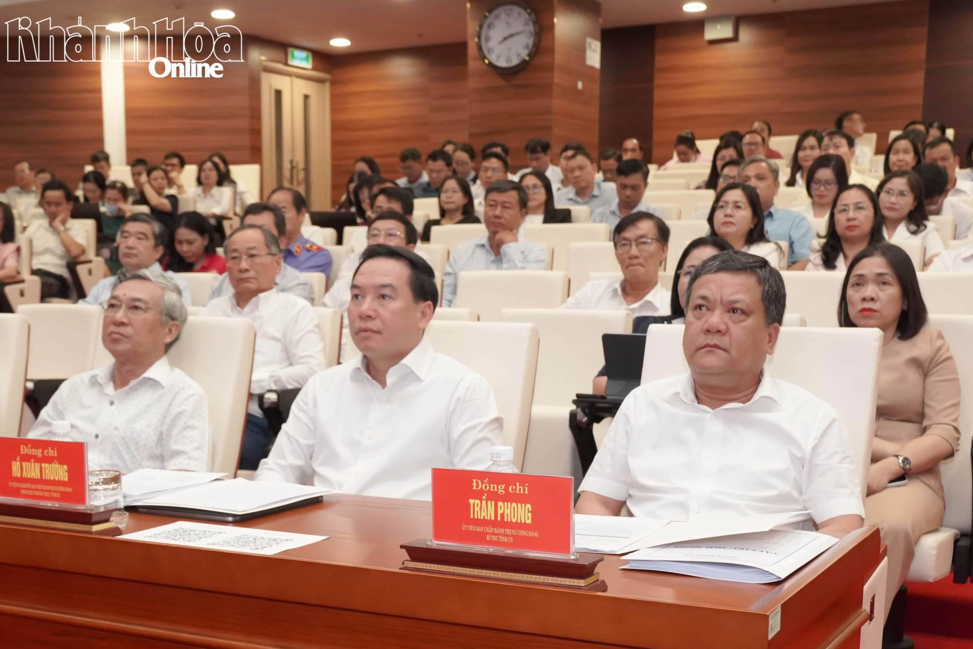 Từ phải qua, các đồng chí: Trần Phong, Hồ Xuân Trường, Mai Trực – nguyên Ủy viên Trung ương Đảng, nguyên Phó Chủ nhiệm Ủy ban Kiểm tra Trung ương, nguyên Phó Bí thư Thường trực Tỉnh ủy tham dự tại điểm cầu Khánh Hòa.