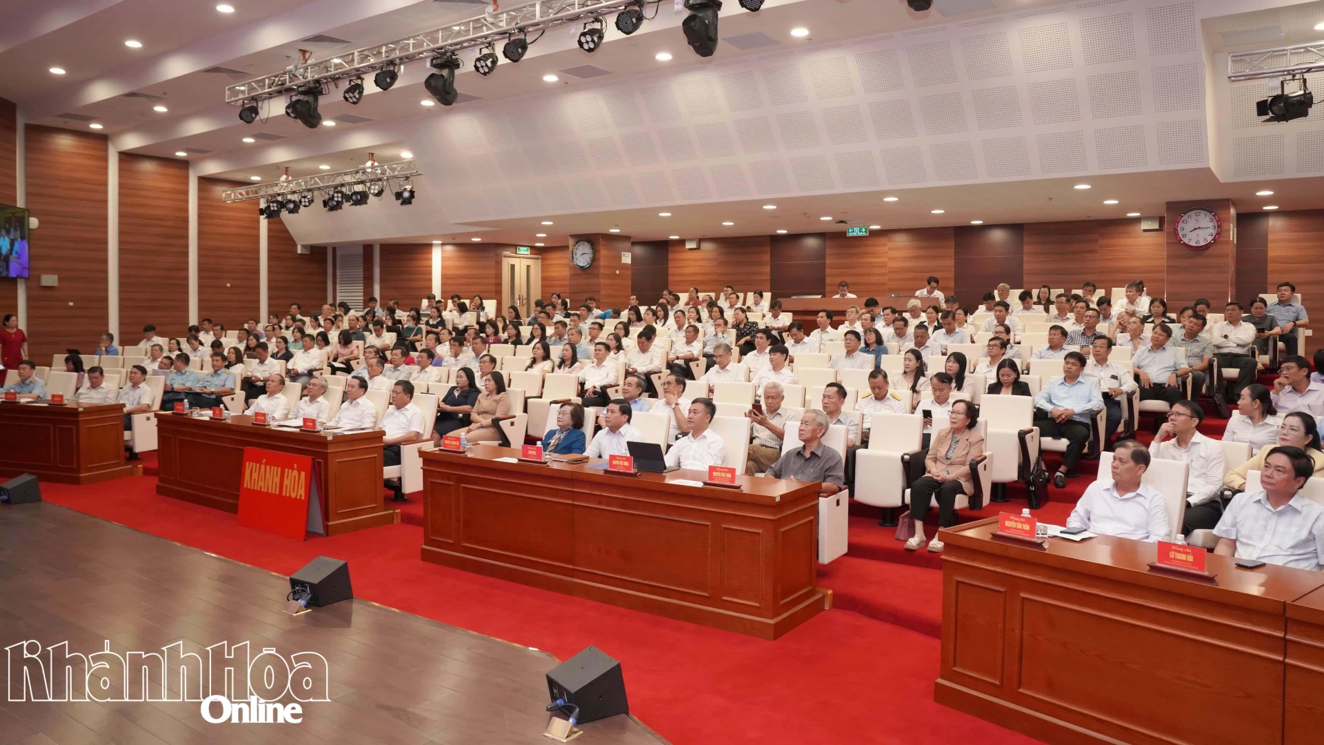 Các đại biểu tham dự hội nghị tại điểm cầu Tỉnh ủy Khánh Hòa.