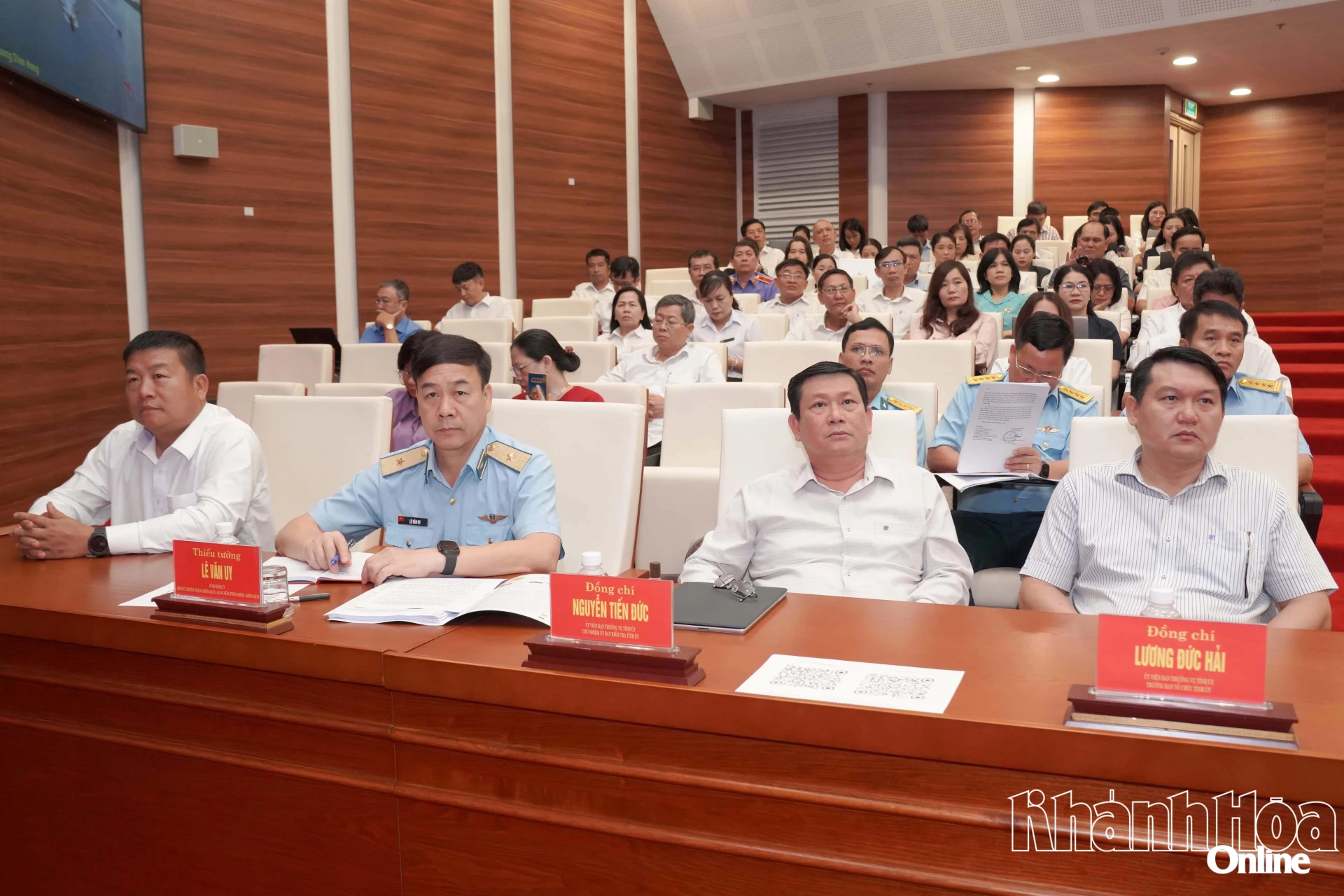 Các đồng chí lãnh đạo tham dự hội nghị tại điểm cầu Khánh Hòa. 