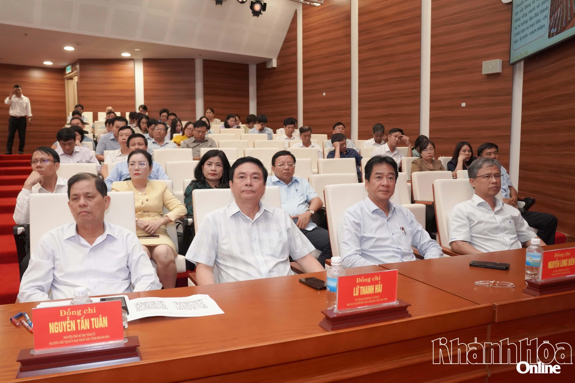 Từ trái qua, các đồng chí: Nguyễn Tấn Tuân – nguyên Phó Bí thư TỈnh ủy, nguyên Chủ tịch UBND tỉnh; Lữ Thanh Hải - Ủy viên Ban Thường vụ Tỉnh ủy, Phó Chủ tịch Thường trực HĐND tỉnh; Nguyễn Long Biên - Ủy viên Ban Thường vụ Tỉnh ủy, Phó Chủ tịch Thường trực UBND tỉnh; Trần Hòa Nam - Ủy viên Ban Thường vụ Tỉnh ủy, Phó Chủ tịch UBND tỉnh tham dự tại điểm cầu Khánh Hòa.