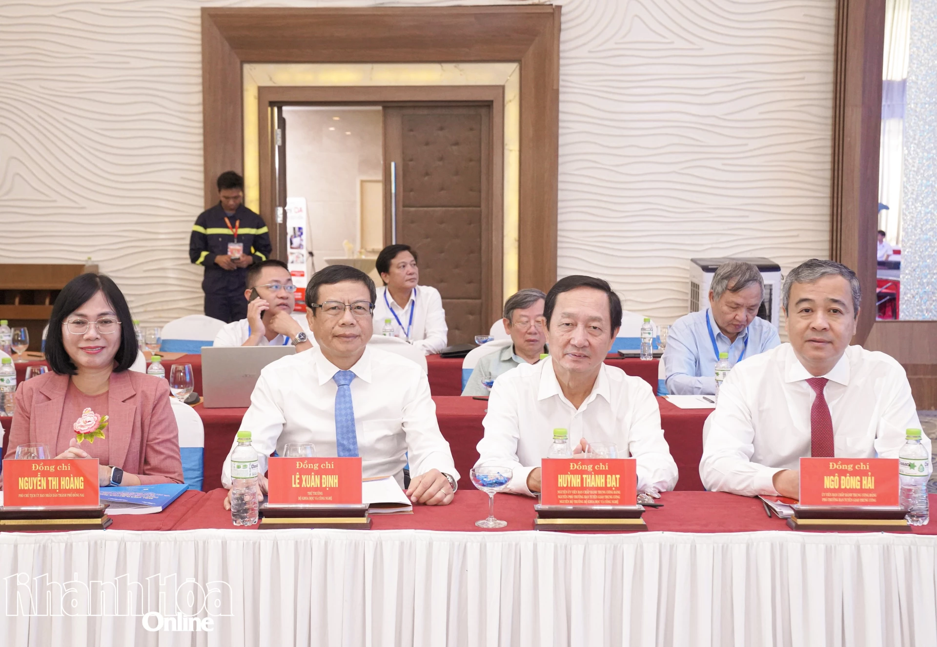 Đồng chí Ngô Đông Hải và các đại biểu tại hội thảo.