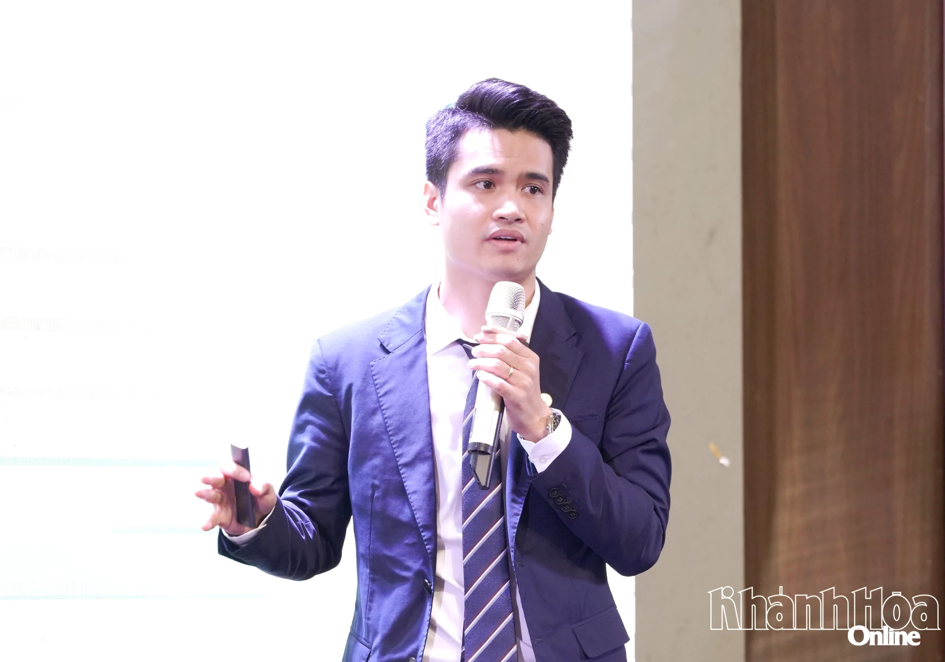 Ông Nguyễn Văn Dương - cán bộ Viện Năng lượng, Bộ Công Thương phát biểu tại hội thảo về phát triển điện hạt nhân.