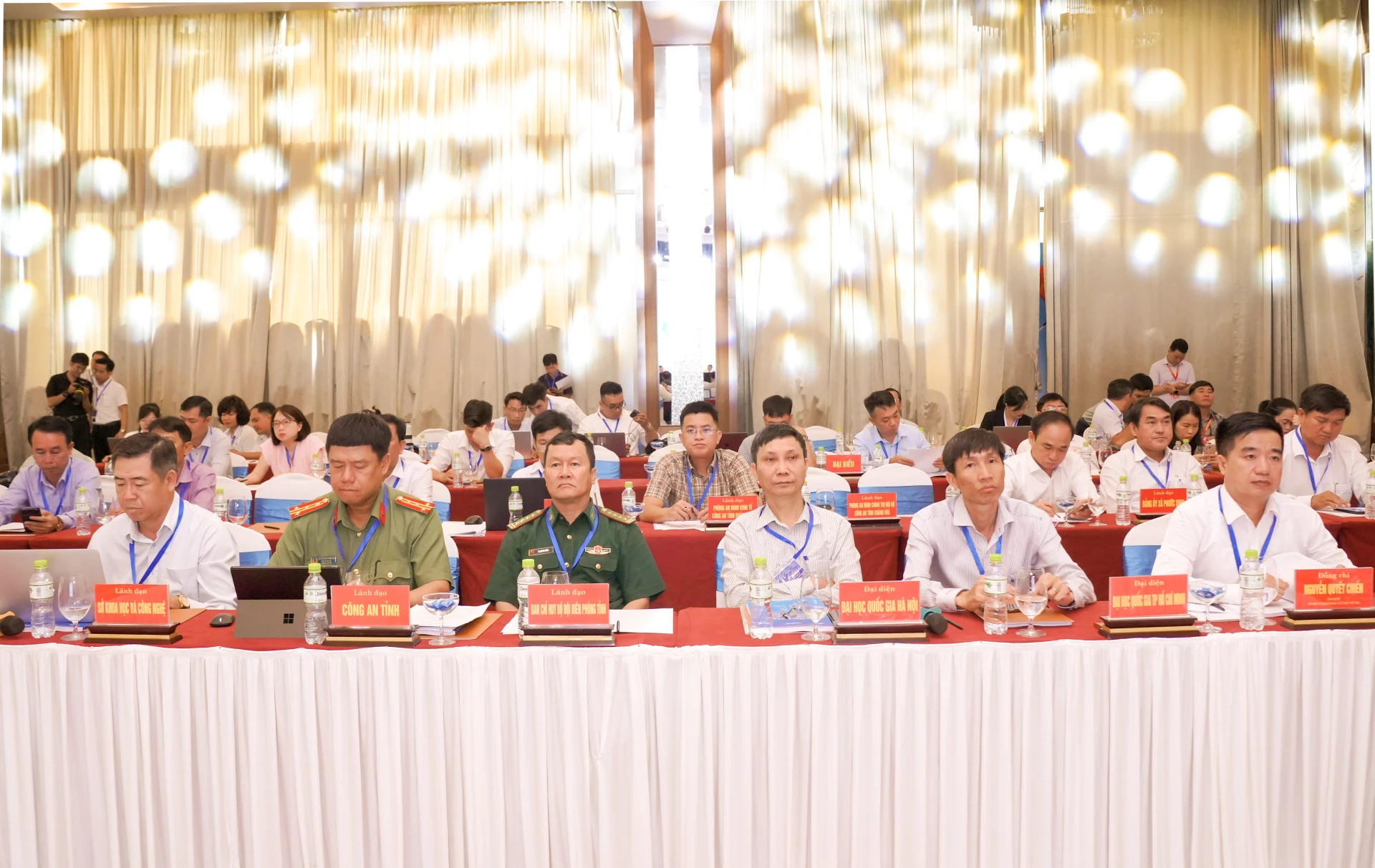 Các đại biểu tham dự hội thảo.