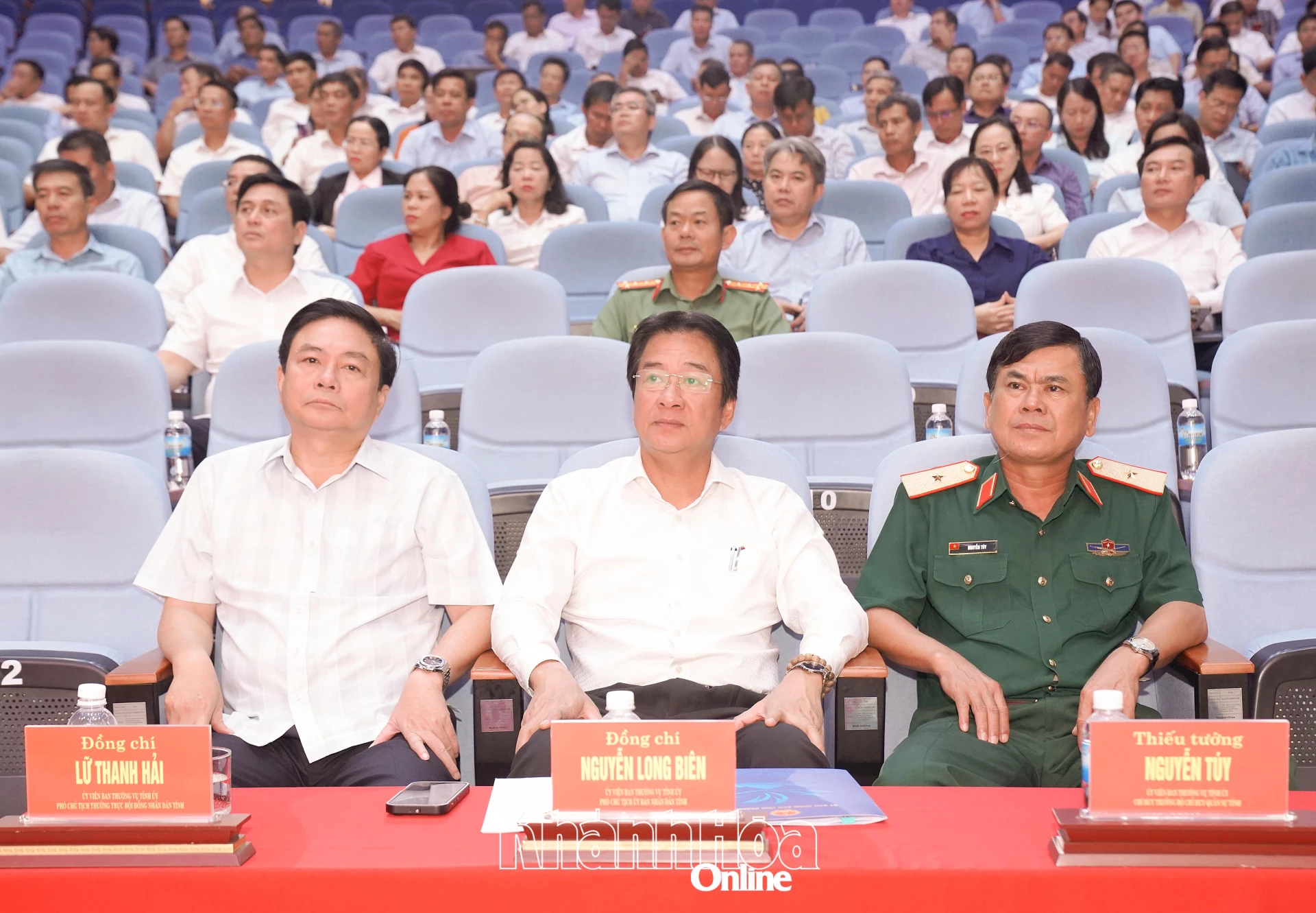 Các đồng chí: Lữ Thanh Hải - Ủy viên Ban Thường vụ Tỉnh ủy, Phó Chủ tịch Thường trực HĐND tỉnh; Nguyễn Long Biên - Ủy viên Ban Thường vụ Tỉnh ủy, Phó Chủ tịch Thường trực UBND tỉnh; Thiếu tướng Nguyễn Túy - Ủy viên Ban Thường vụ Tỉnh ủy, Chỉ huy trưởng Bộ Chỉ huy Quân sự tỉnh tham dự hội nghị.