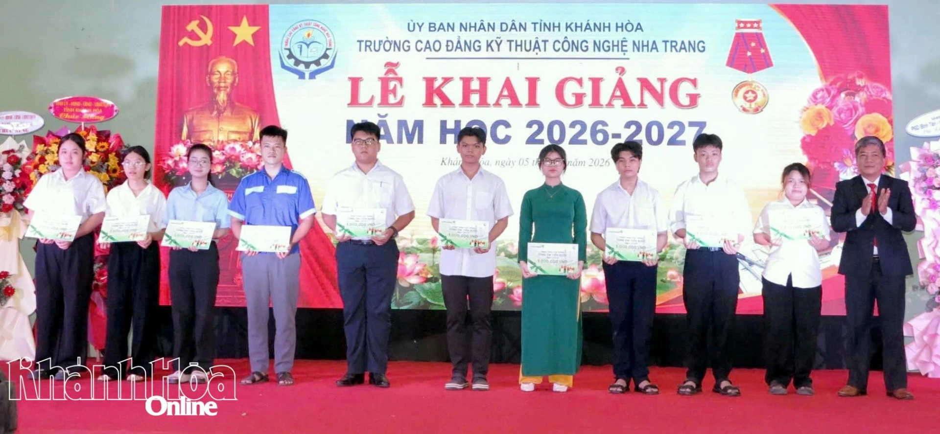 Các học sinh, sinh viên nhận học bổng trực tiếp tại lễ khai giảng.