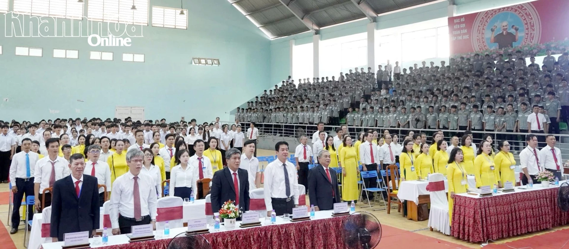 Đồng chí Nguyễn Long Biên và toàn thể nhà trường thực hiện nghi thức chào cờ.