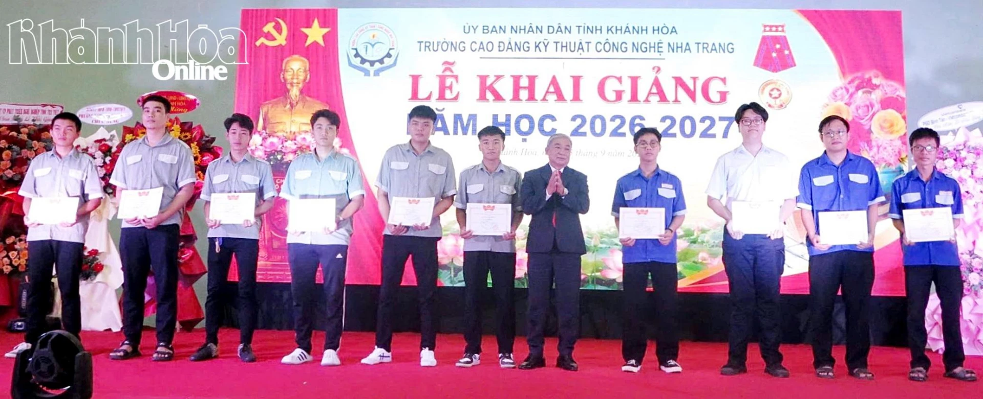 Lãnh đạo nhà trường trao tặng giấy khen cho các tập thể lớp đạt thành tích xuất sắc.