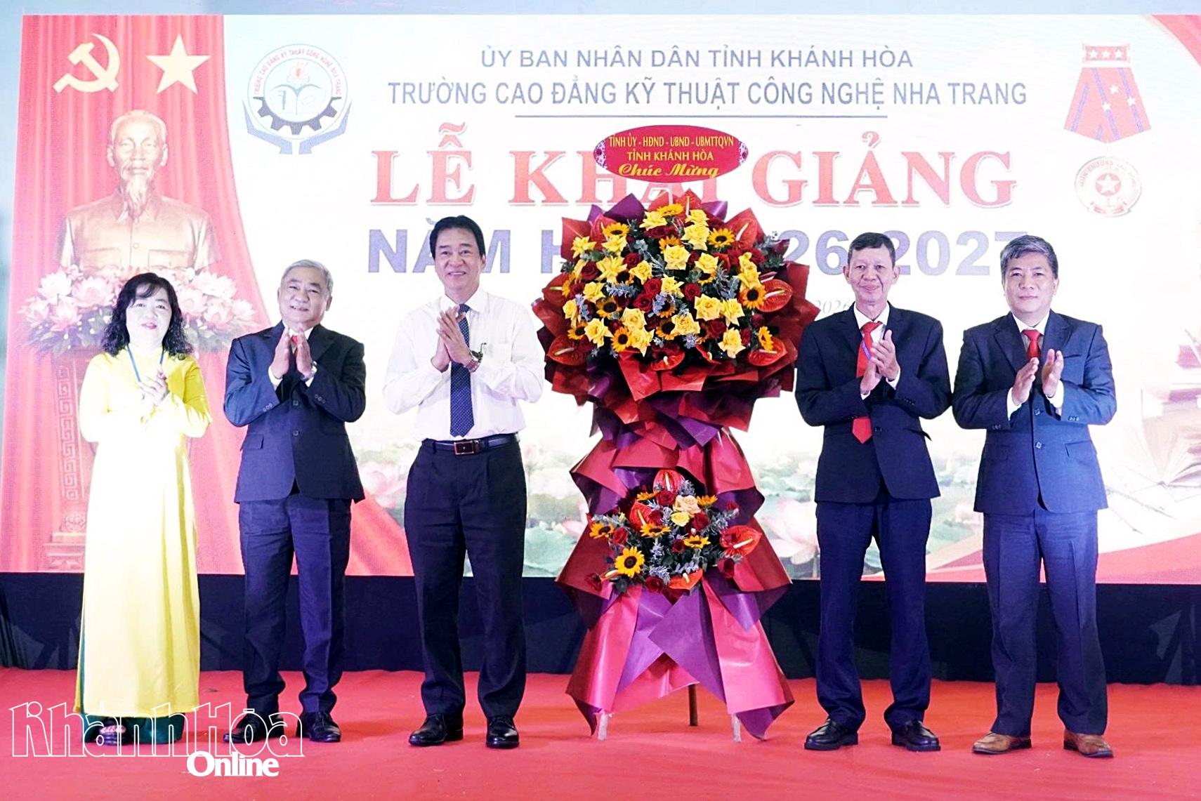 Đồng chí Nguyễn Long Biên tặng hoa chúc mừng nhà trường.