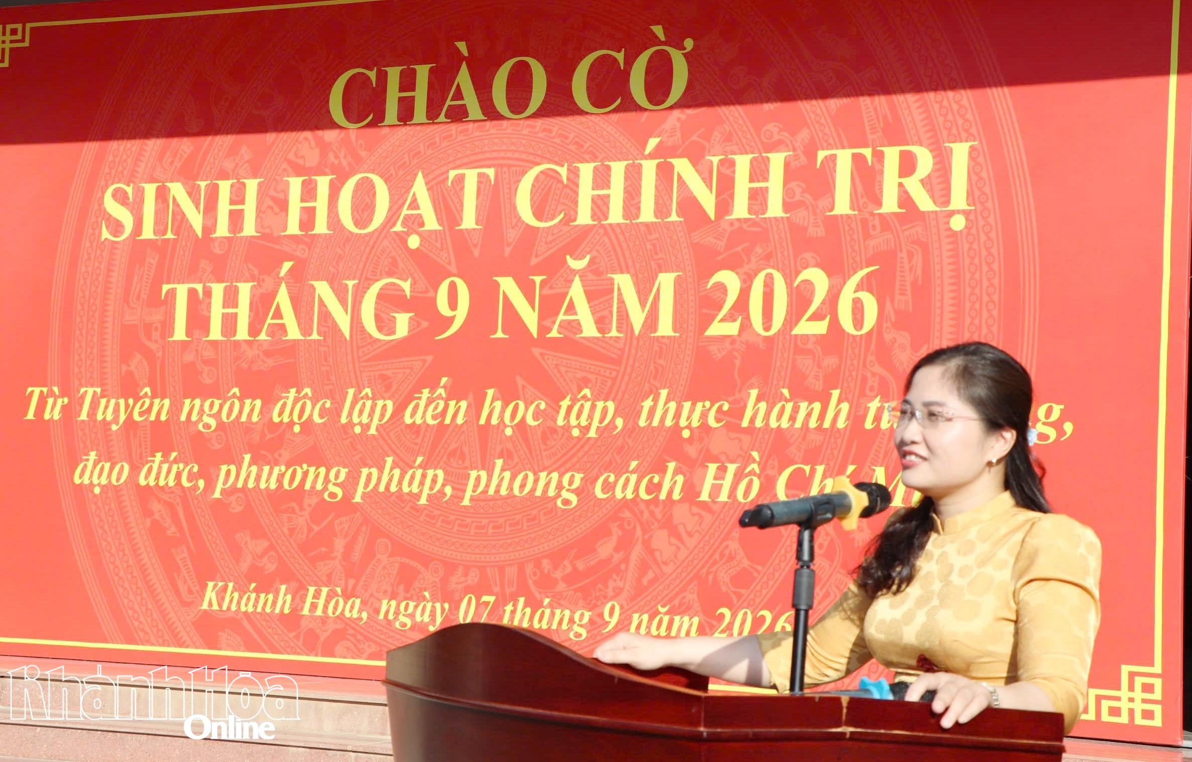 Lãnh đạo Trường Chính trị tỉnh phát biểu tại Lễ chào cờ và sinh hoạt chính trị tháng 9.