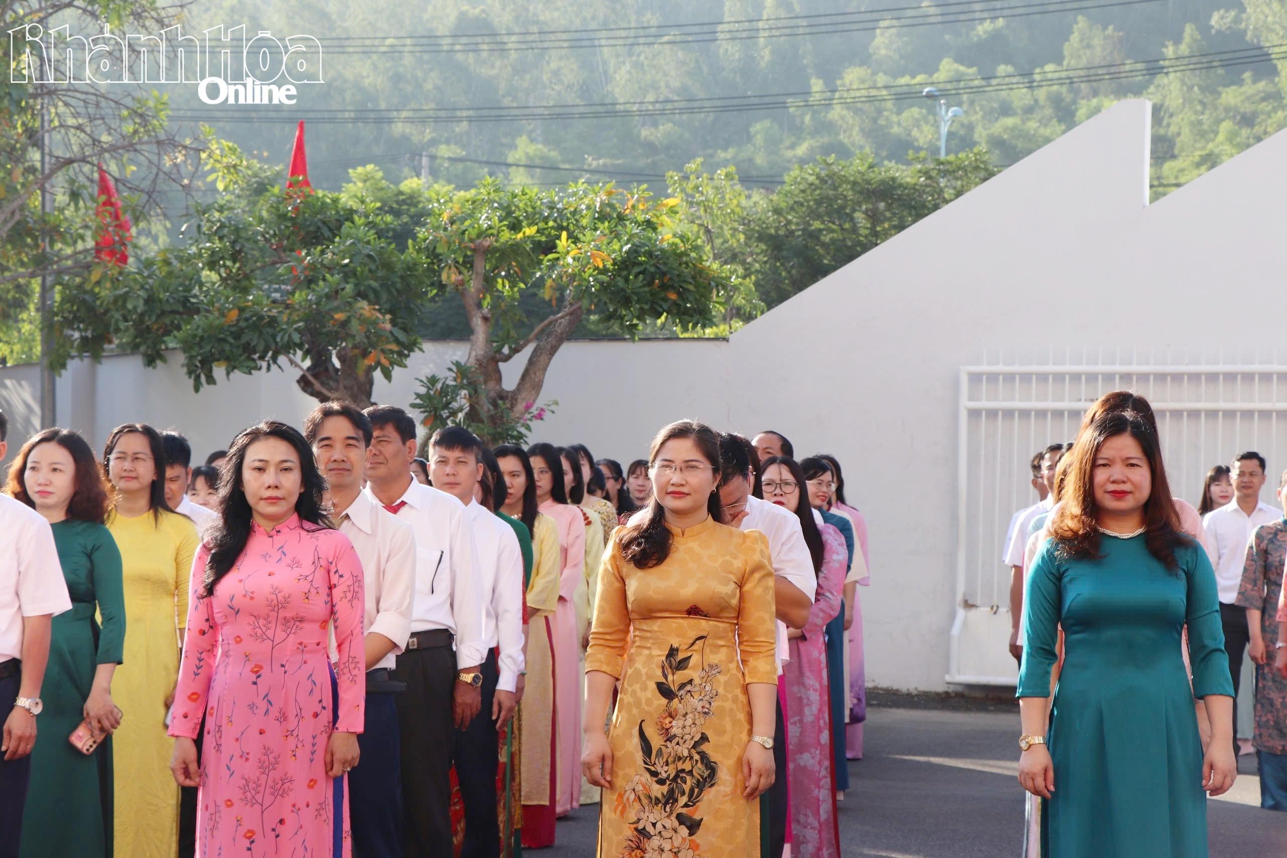 Lãnh đạo Trường Chính trị tỉnh thực hiện nghi thức chào cờ.