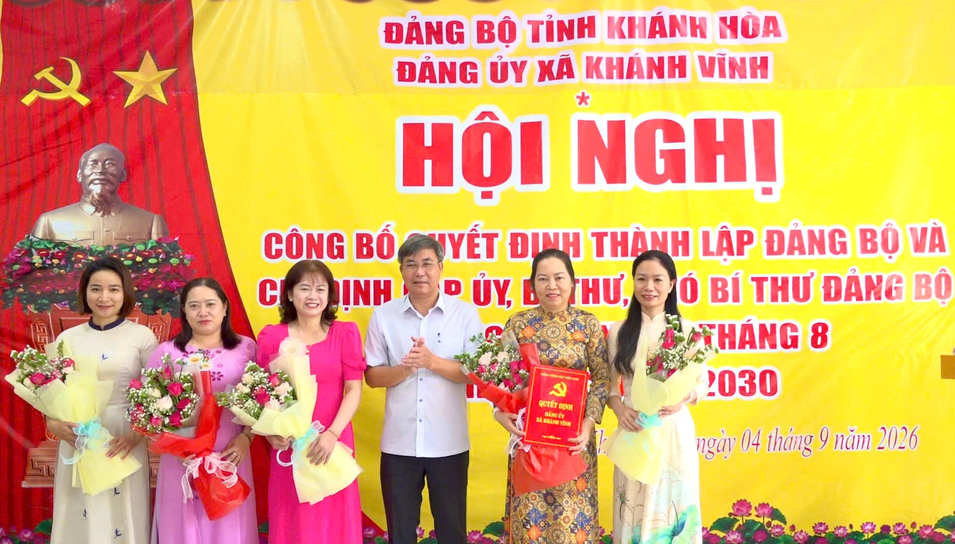 Ông Phạm Ngọc Cường – Phó Bí thư Đảng ủy, Chủ tịch UBND xã trao quyết định chỉ định Ban Chấp hành Đảng bộ Trường Mầm non 2 tháng 8.  Ảnh: PHÙNG QUỲNH.