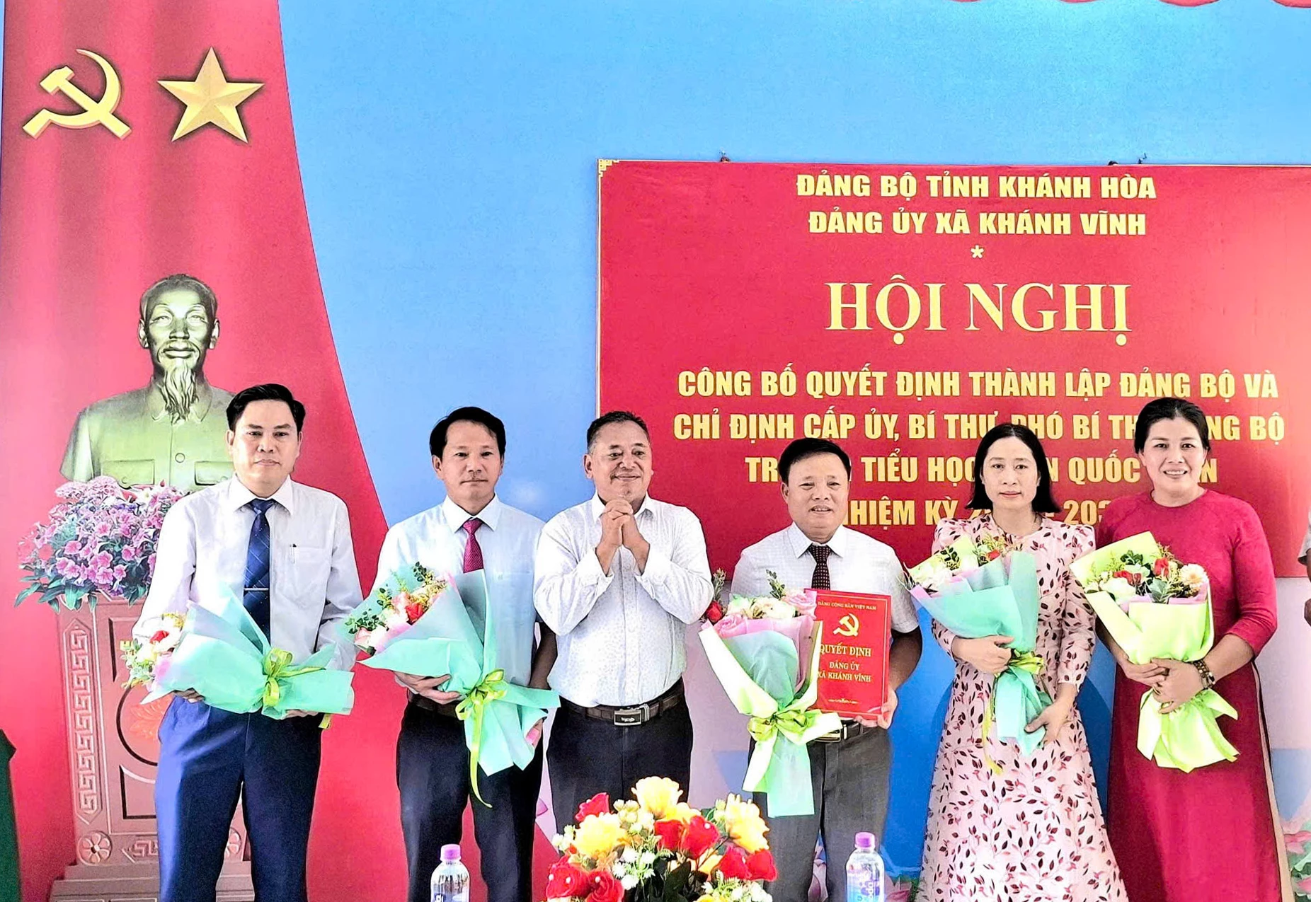 Ông Mấu Văn Phi – Bí thư Đảng ủy, Chủ tịch HĐND xã trao quyết định chỉ định Ban chấp hành Đảng bộ Trường Tiểu học Trần Quốc Toản. Ảnh: PHÙNG QUỲNH.