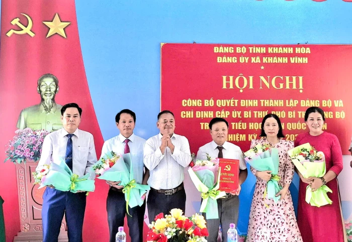 Đảng ủy xã Khánh Vĩnh công bố quyết định thành lập 3 đảng bộ trường học