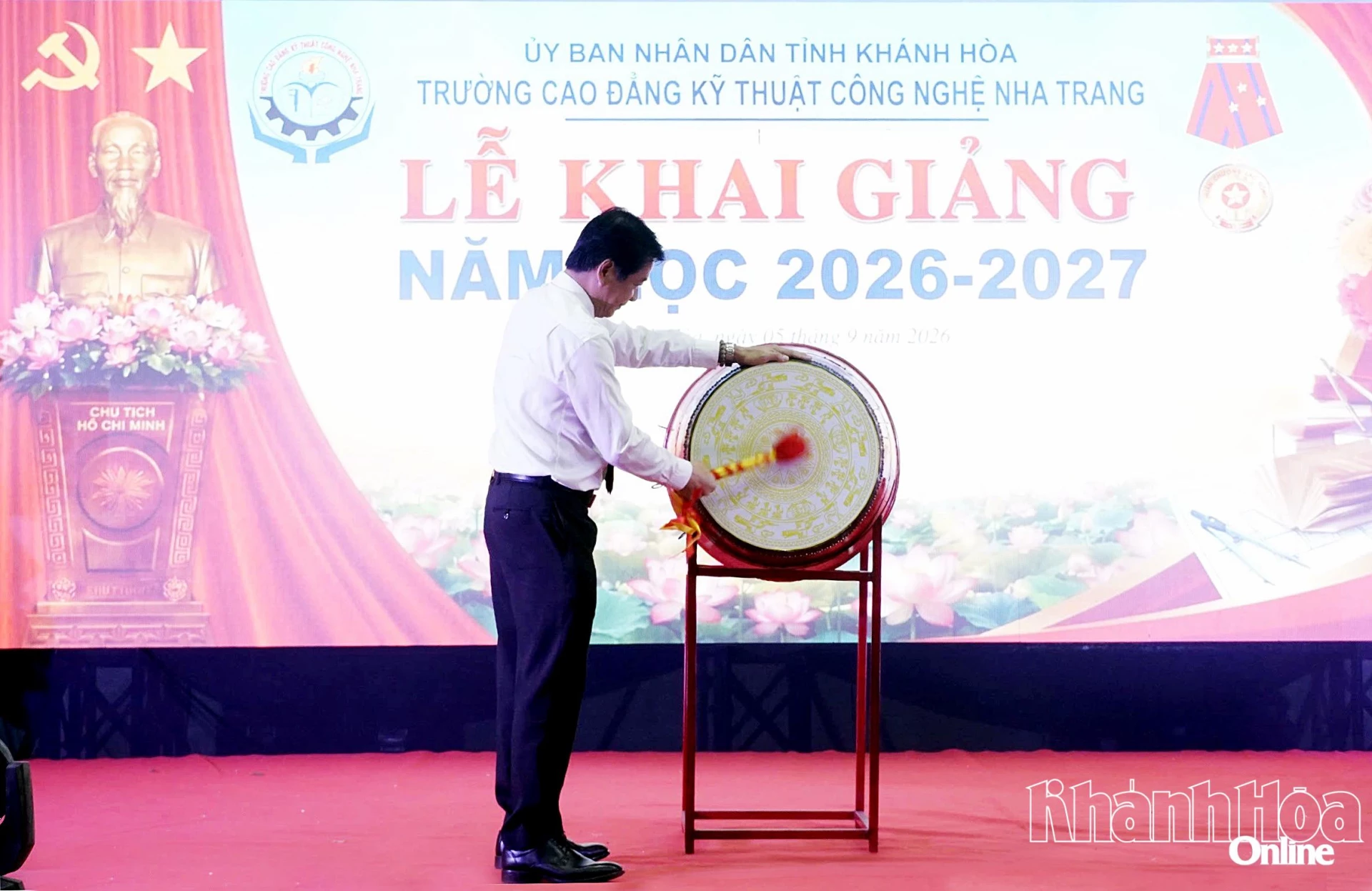Đồng chí Nguyễn Long Biên thực hiện nghi thức đánh trống khai giảng năm học 2026 - 2027.