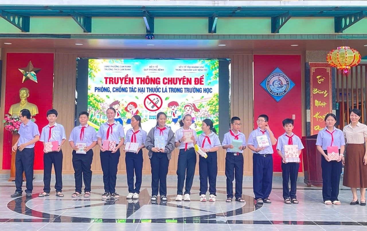 Chương trình trao tặng quà cho các học sinh trả lời đúng các câu hỏi tại buổi truyền thông.