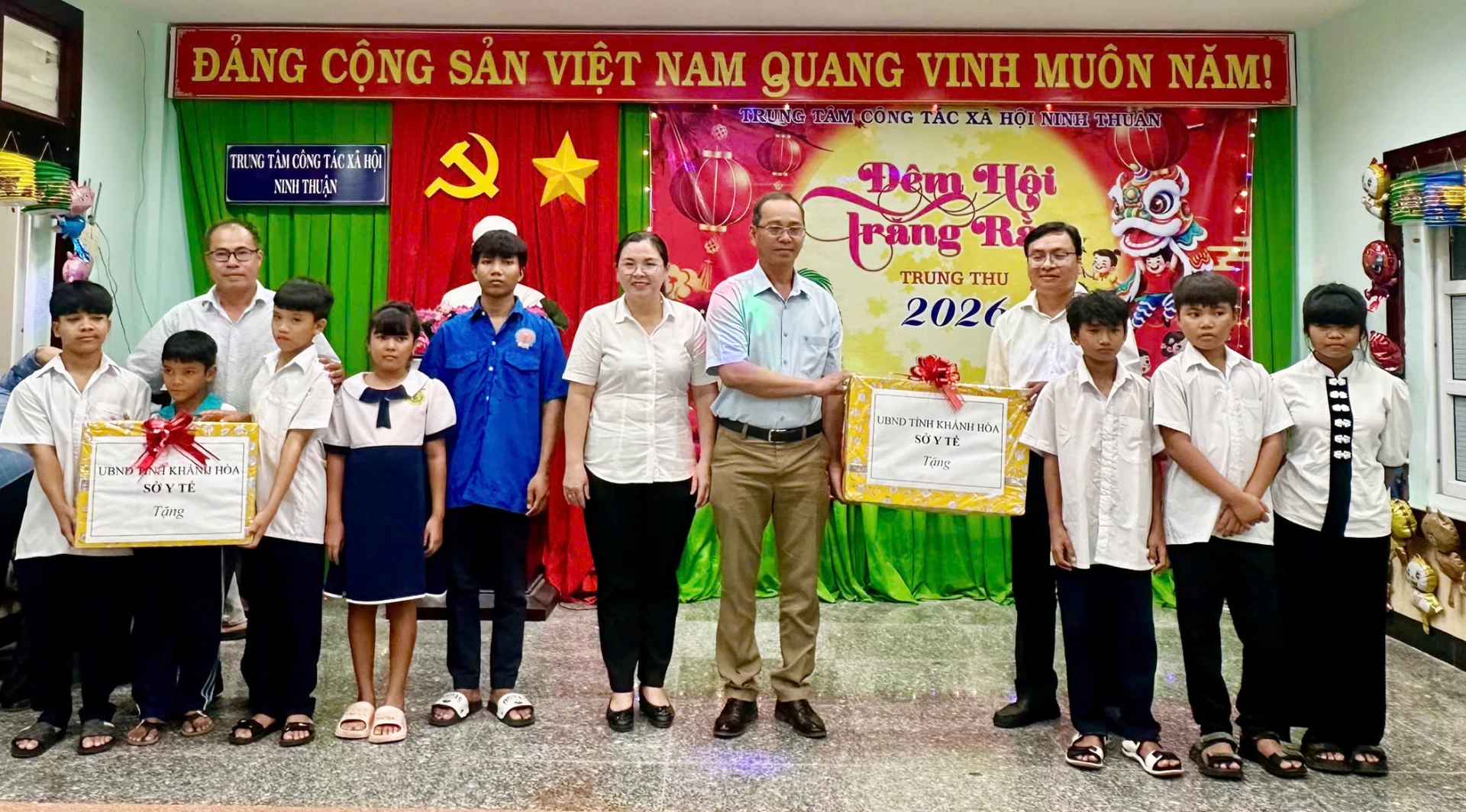 Đại diện Sở Y tế trao quà cho trẻ em Trung tâm Công tác xã hội Ninh Thuận.