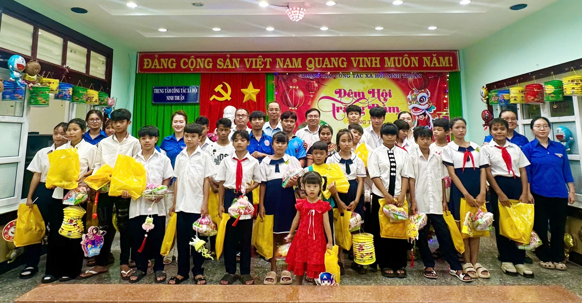 Ban tổ chức trao quà Trung thu cho trẻ em.