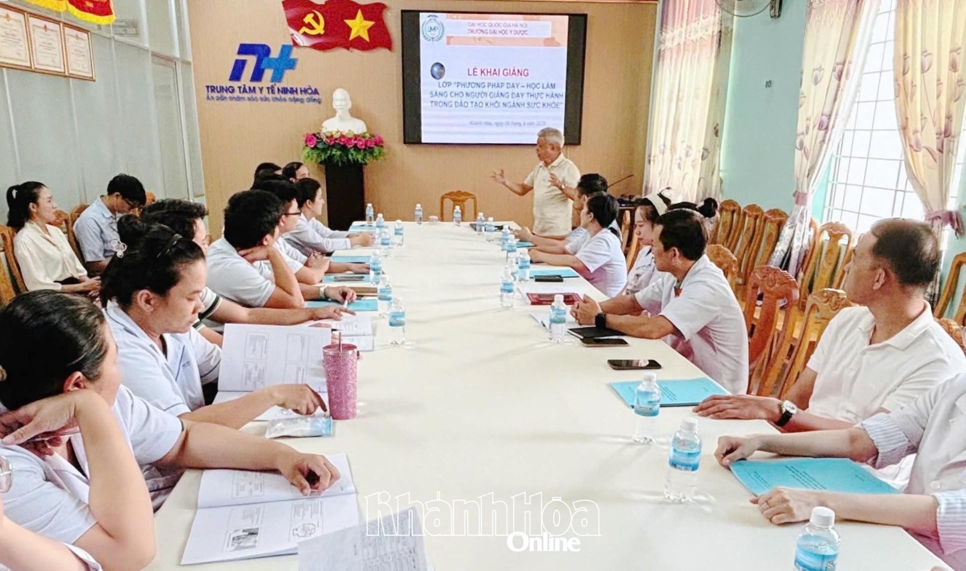 Các học viên được cập nhật kiến thức tại lớp đào tạo.