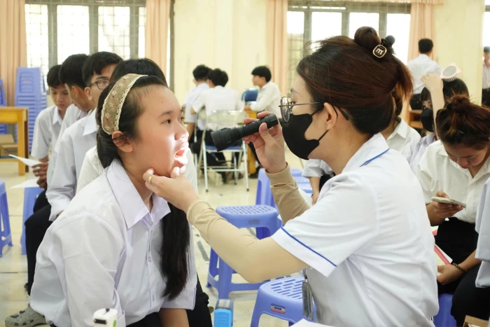 Gần 1.100 học sinh Trường Trung cấp nghề Ninh Hòa được khám sức khỏe định kỳ
