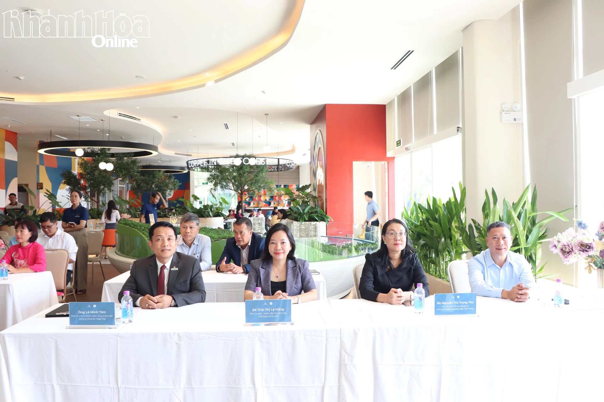 Lãnh đạo Sở Văn hoá, Thể thao và Du lịch, phường Bắc Nha Trang và Công ty Cổ phần Vega City tham dự lễ ký kết.