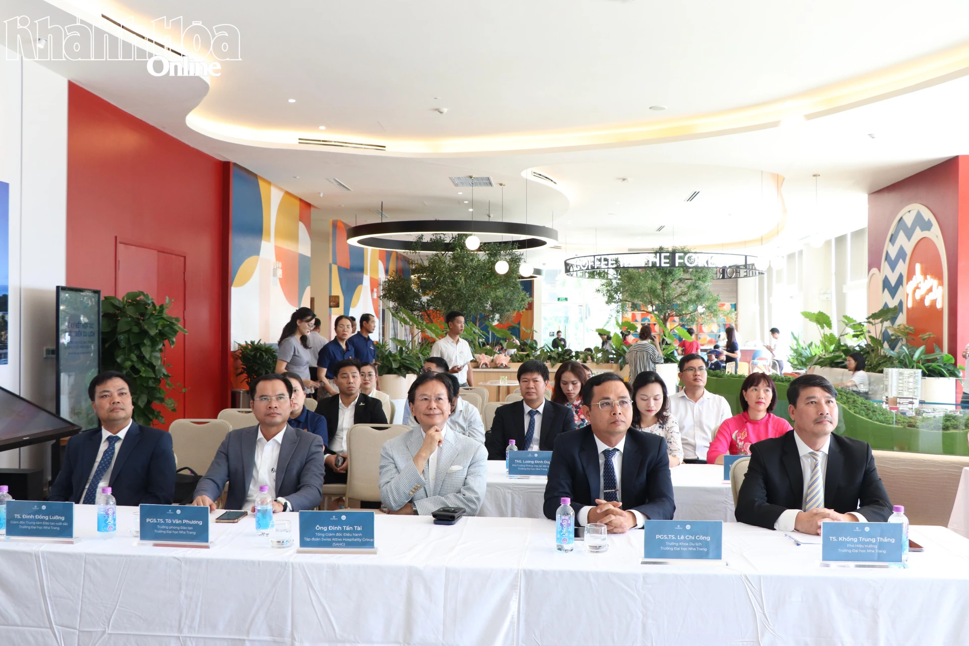 Lãnh đạo Trường Đại học Nha Trang tham dự lễ ký kết.