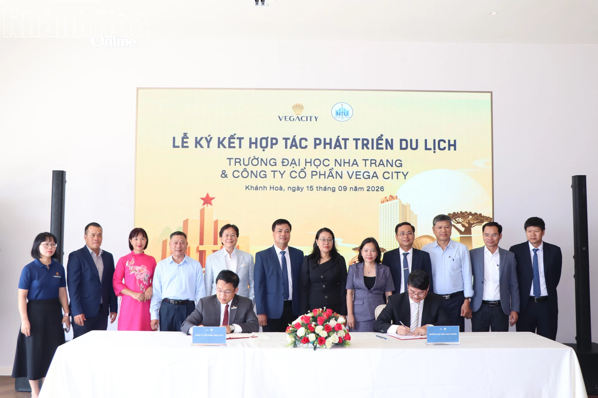 Các đại biểu chứng kiến nghi thức ký kết của Công ty Cổ phần Vega City và Trường Đại học Nha Trang.