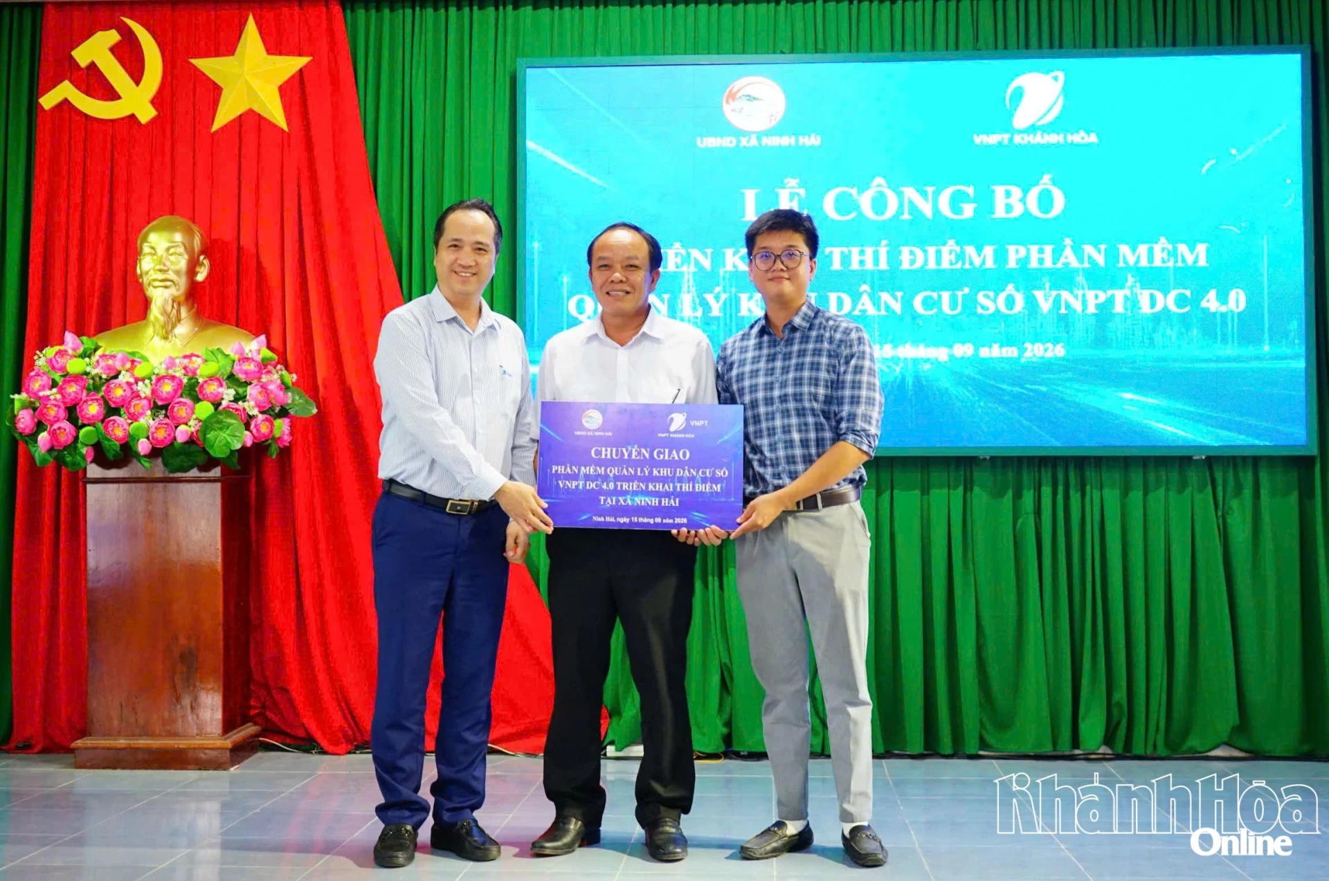 Lãnh đạo VNPT Khánh Hòa trao biển chuyển giao phần mềm cho xã Ninh Hải.