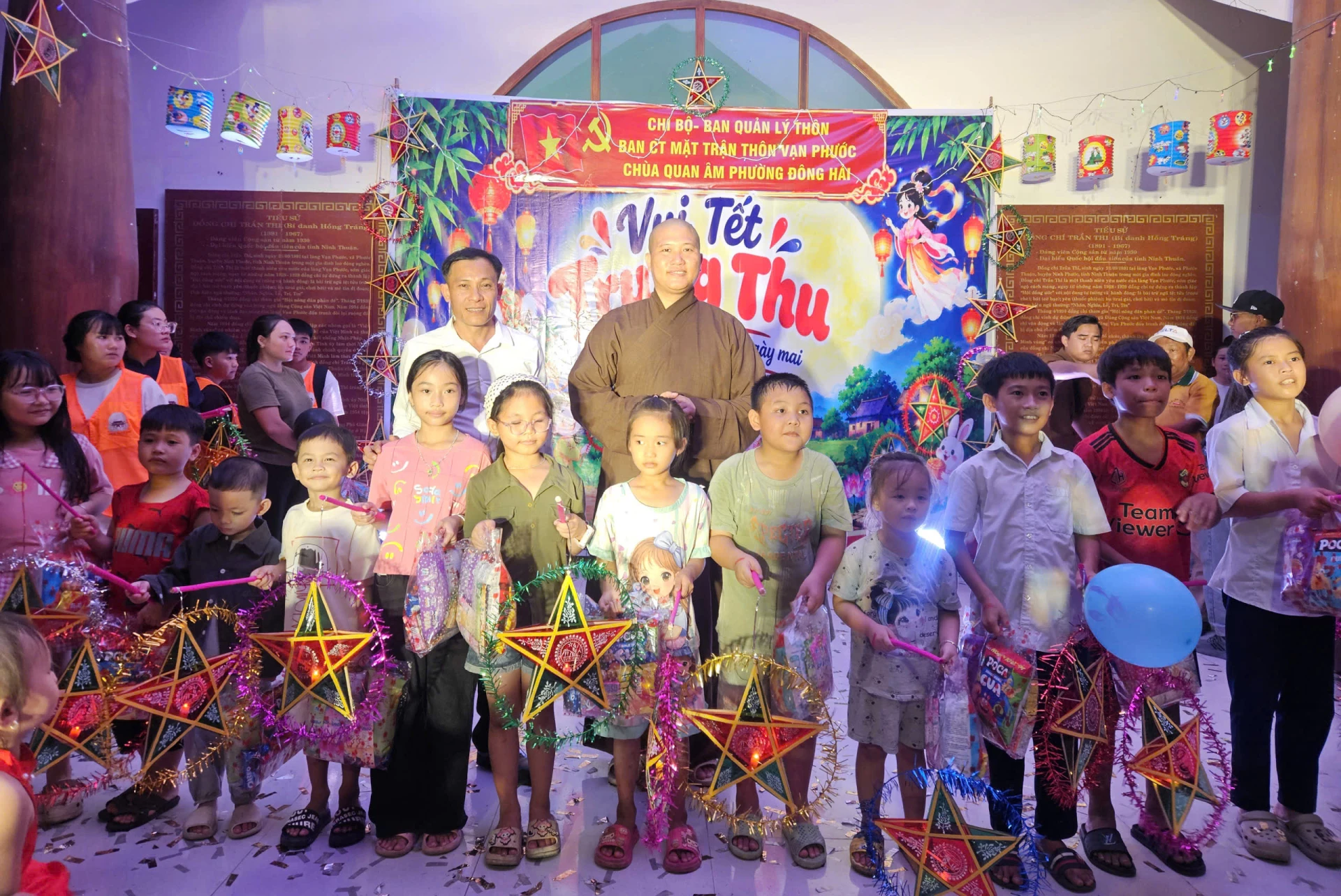 Ban tổ chức trao quà cho thiếu nhi.
