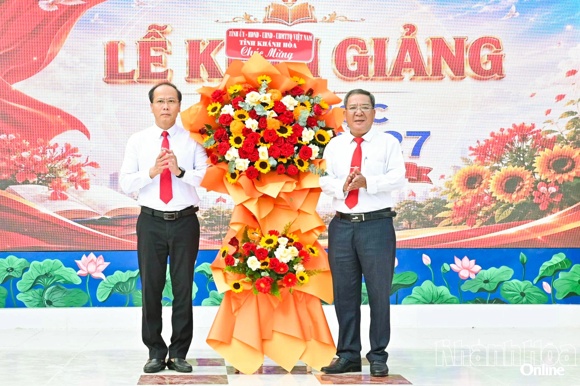 Đồng chí Nguyễn Khắc Hà tặng hoa chúc mừng nhà trường nhân dịp khai giảng năm học mới.