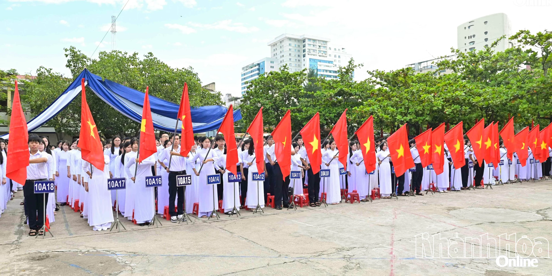 Học sinh Trường THPT Hoàng Văn Thụ thực hiện nghi thức chào cờ, hát Quốc ca.