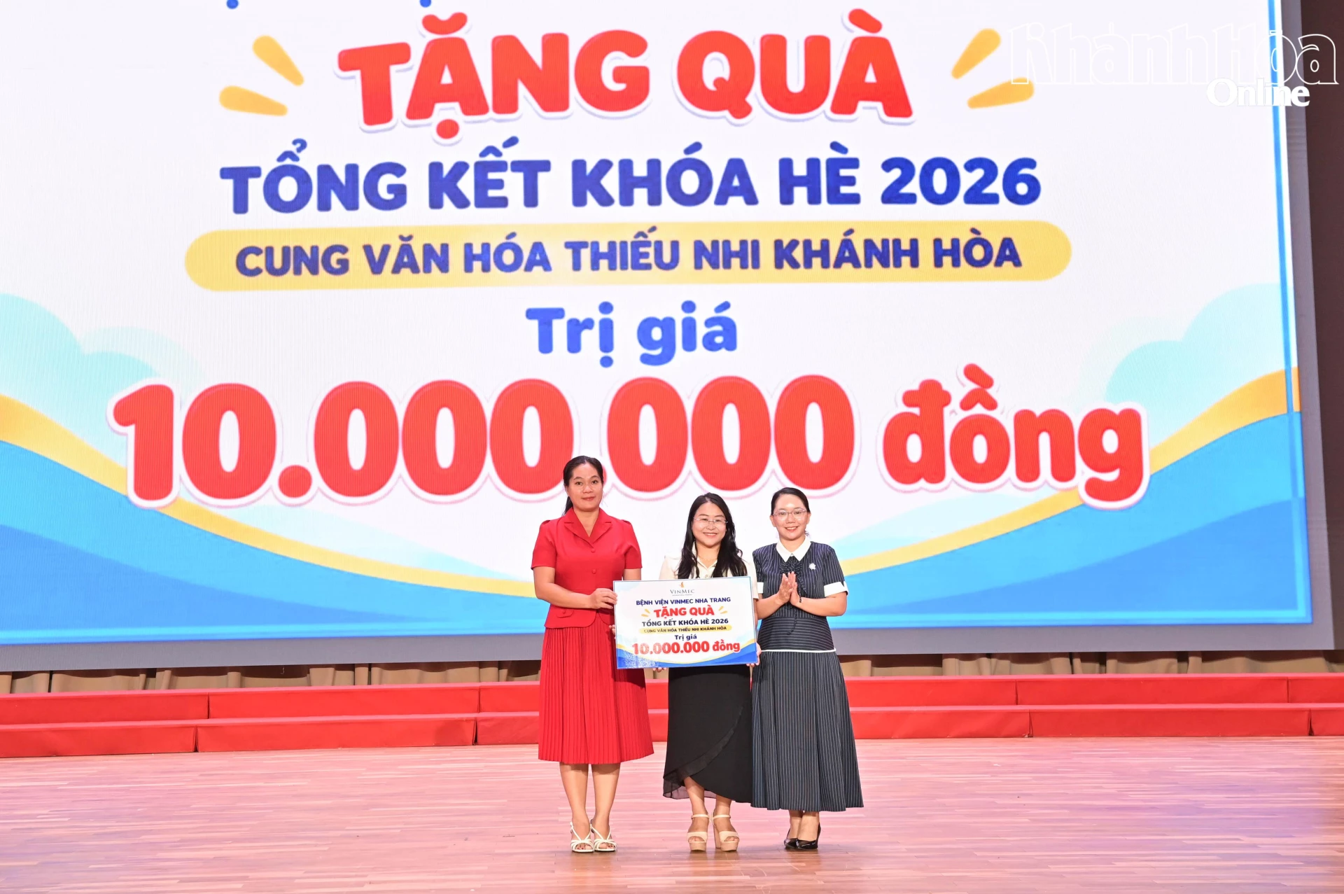 Bệnh viện Đa khoa Quốc tế Vinmec trao bảng tượng trưng các phần quà trị giá 10 triệu đồng cho các thiếu nhi.