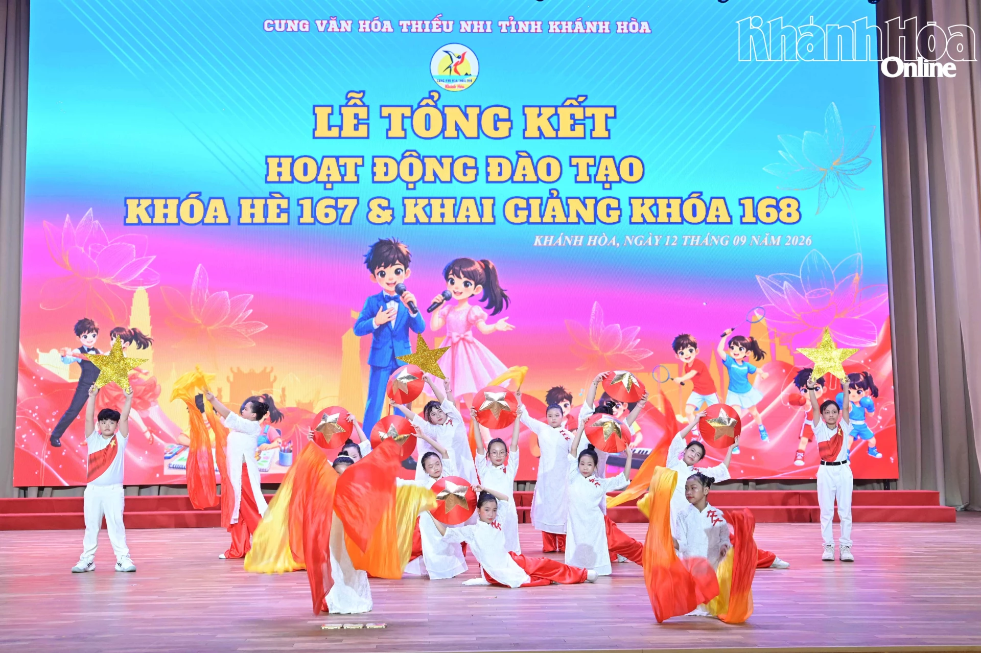 Tiết mục văn nghệ báo cáo tổng kết khóa hè của các lớp năng khiếu.