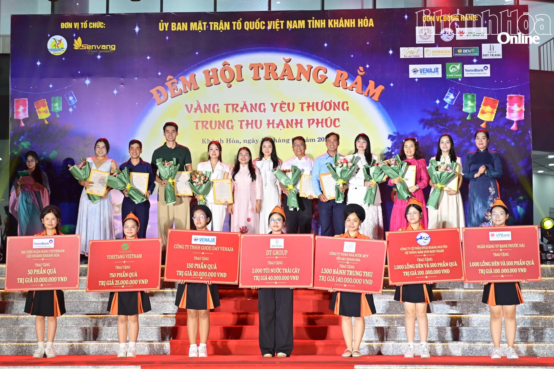Tại chương trình, ban tổ chức đã tiếp nhận bảng tượng trưng các phần quà tài trợ và tặng hoa, thư tri ân đến các doanh nghiệp đồng hành cùng chương trình.
