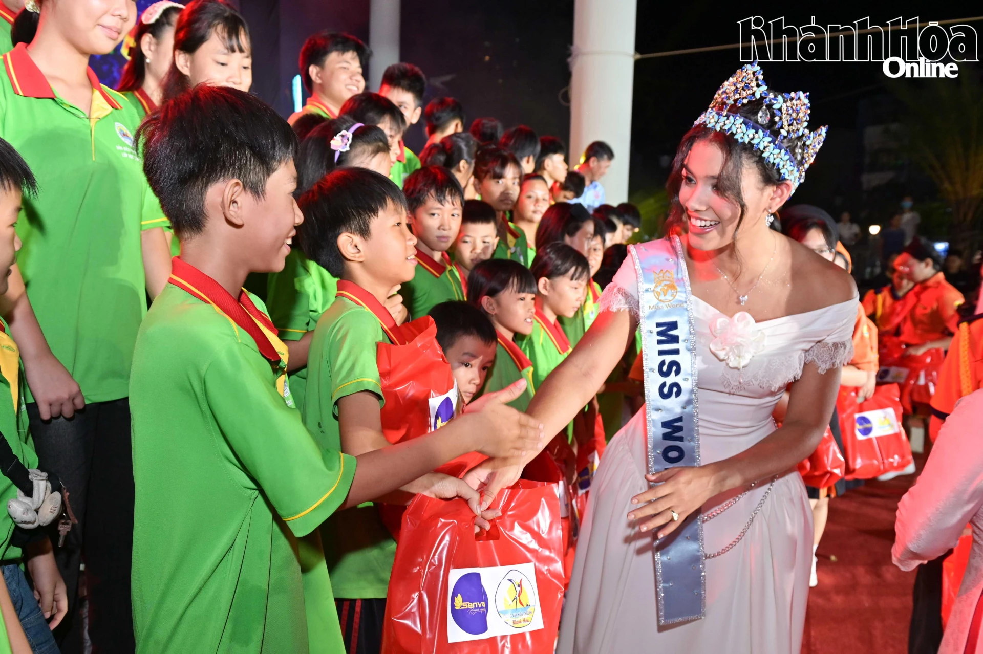 Hoa hậu Thế giới 2026 Joheirry Mola Dominguez tặng quà cho các thiếu nhi.