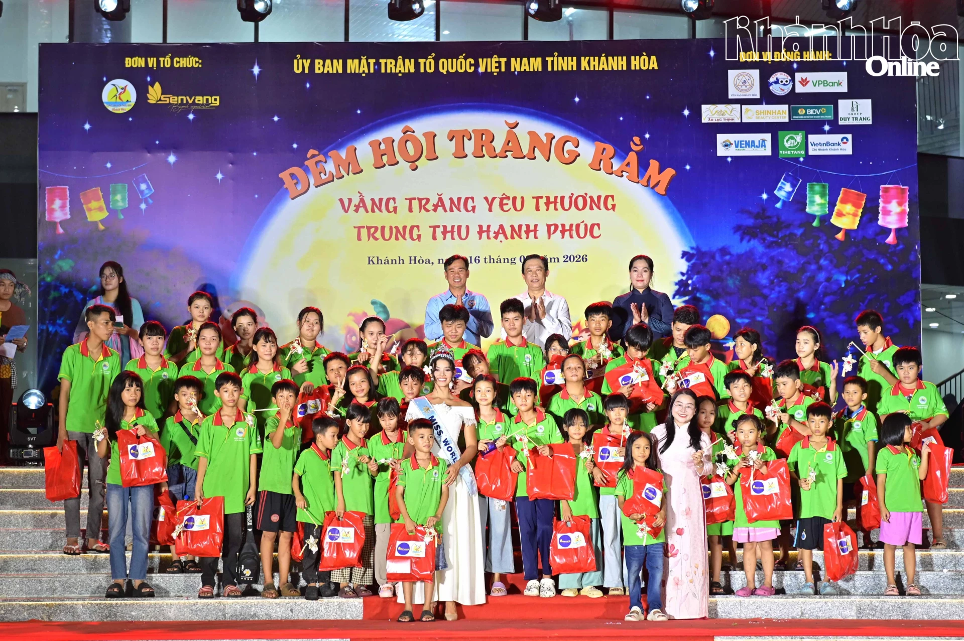 Các đại biểu cùng các nhà tài trợ tặng quà cho thiếu nhi.