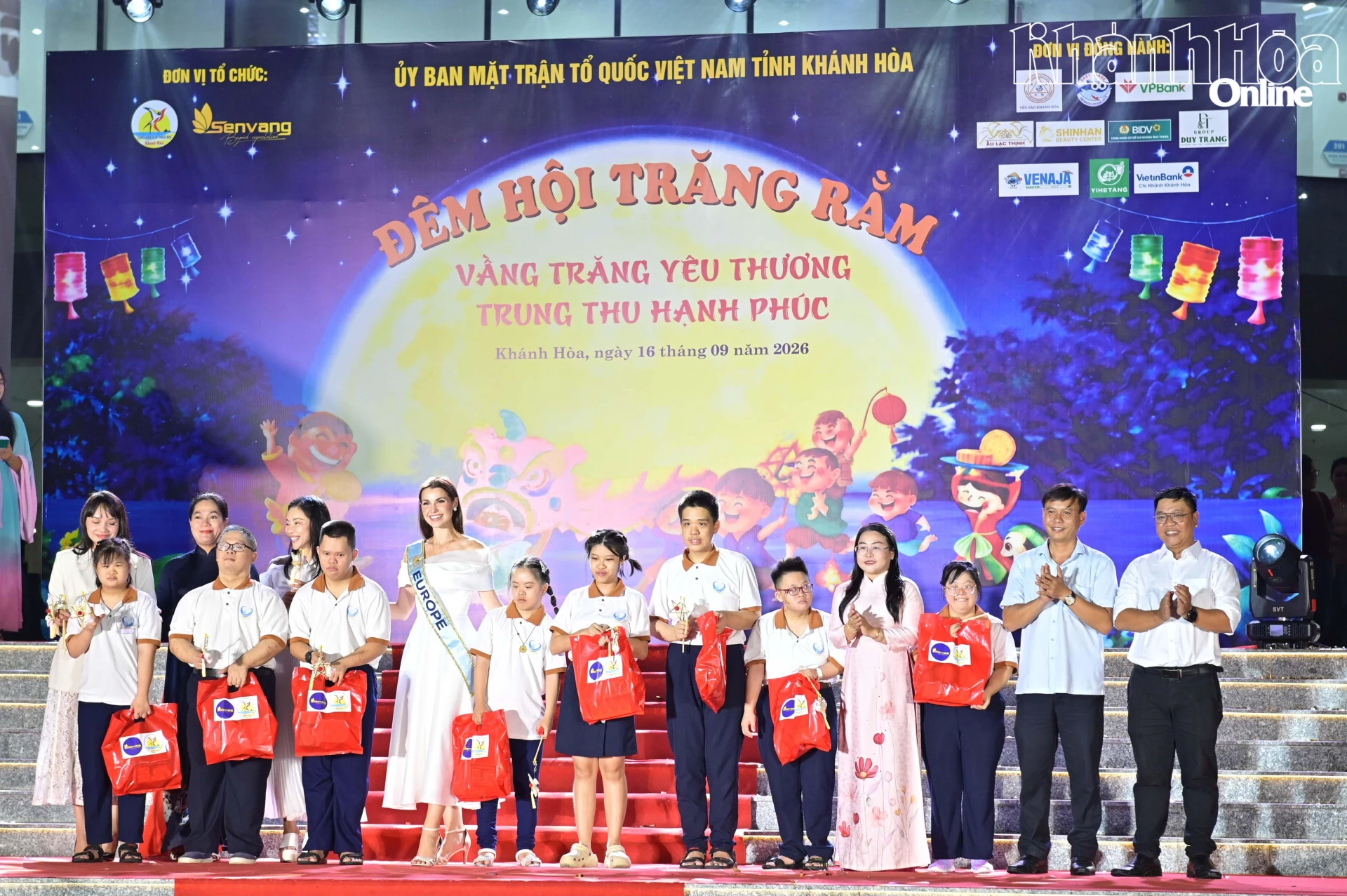 Các đại biểu cùng các nhà tài trợ tặng quà cho thiếu nhi.