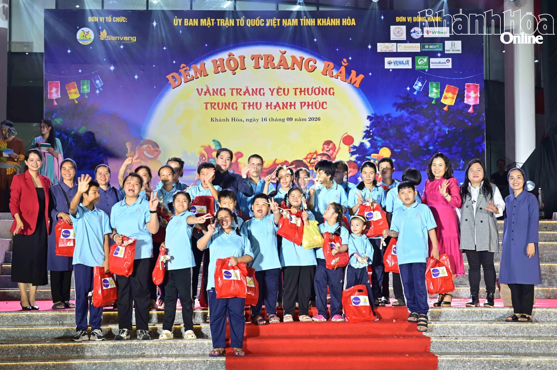 Các đại biểu cùng các nhà tài trợ tặng quà cho thiếu nhi.