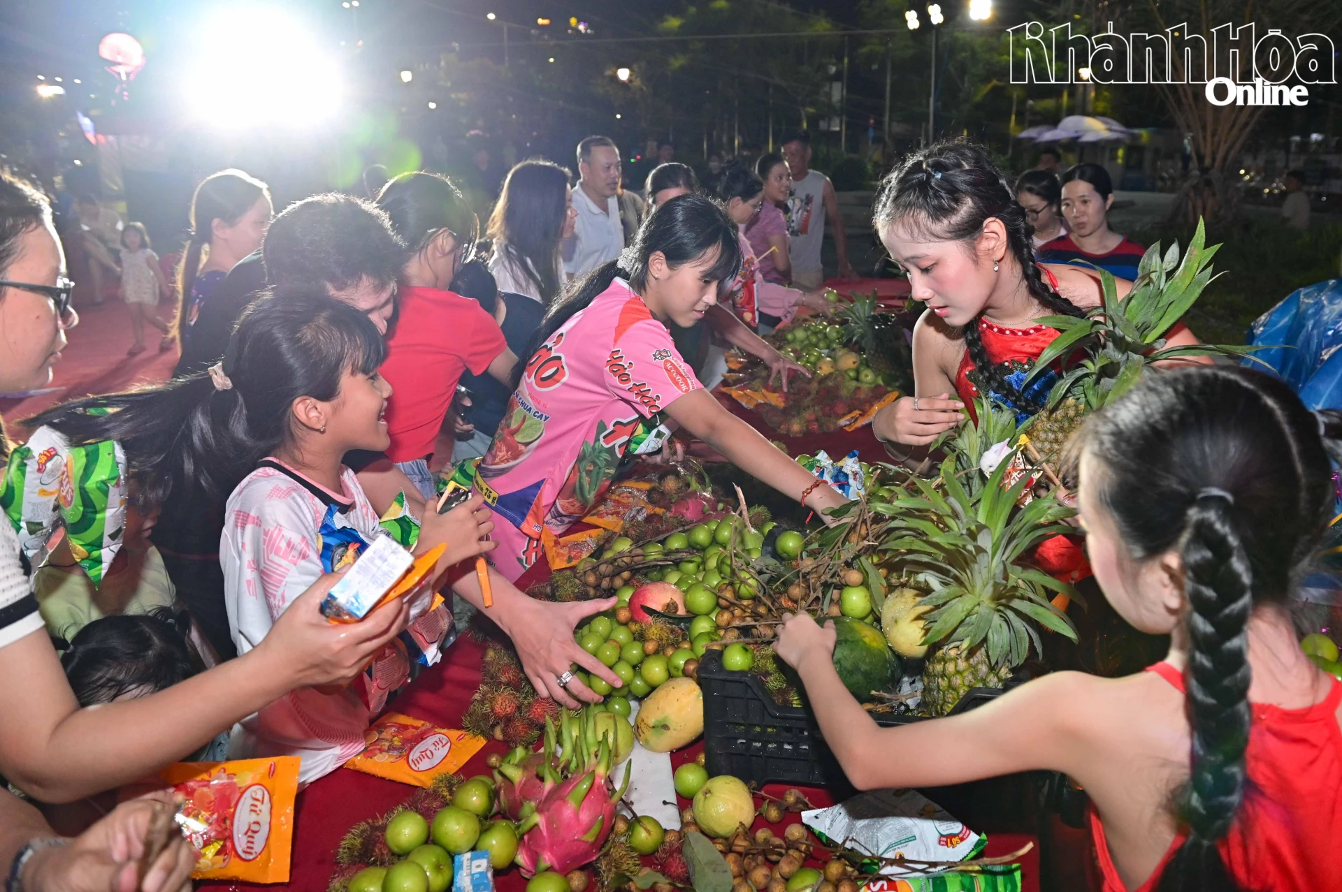Các em nhỏ vui phá cỗ Trung thu.