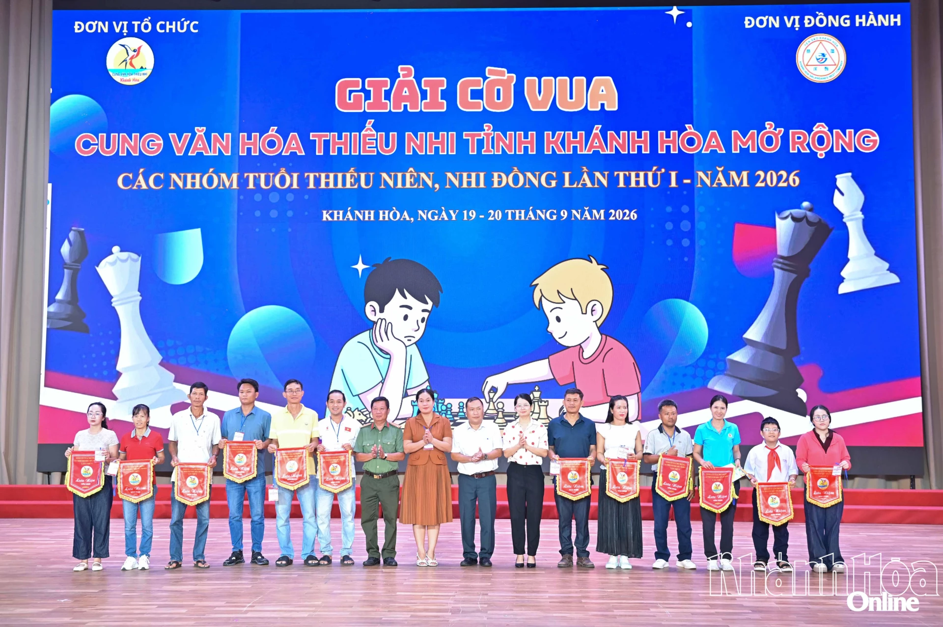 Ban tổ chức và đại biểu trao cờ lưu niệm cho đại diện các câu lạc bộ, trung tâm, nhóm cờ vua tham gia giải.