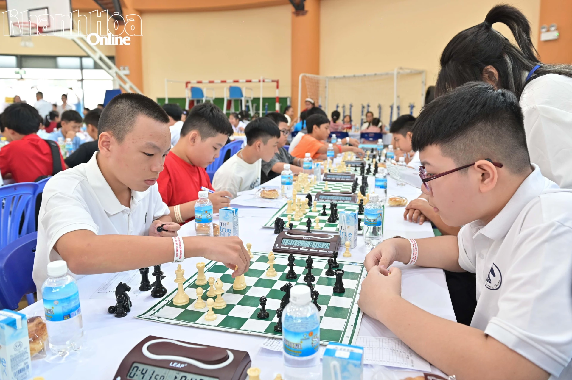Các kỳ thủ nam bảng U13 thi đấu.