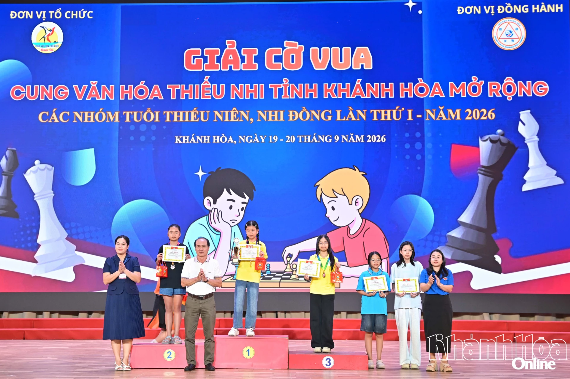 Ban tổ chức trao giải cho các thí sinh xuất sắc nhất của các bảng thi đấu.