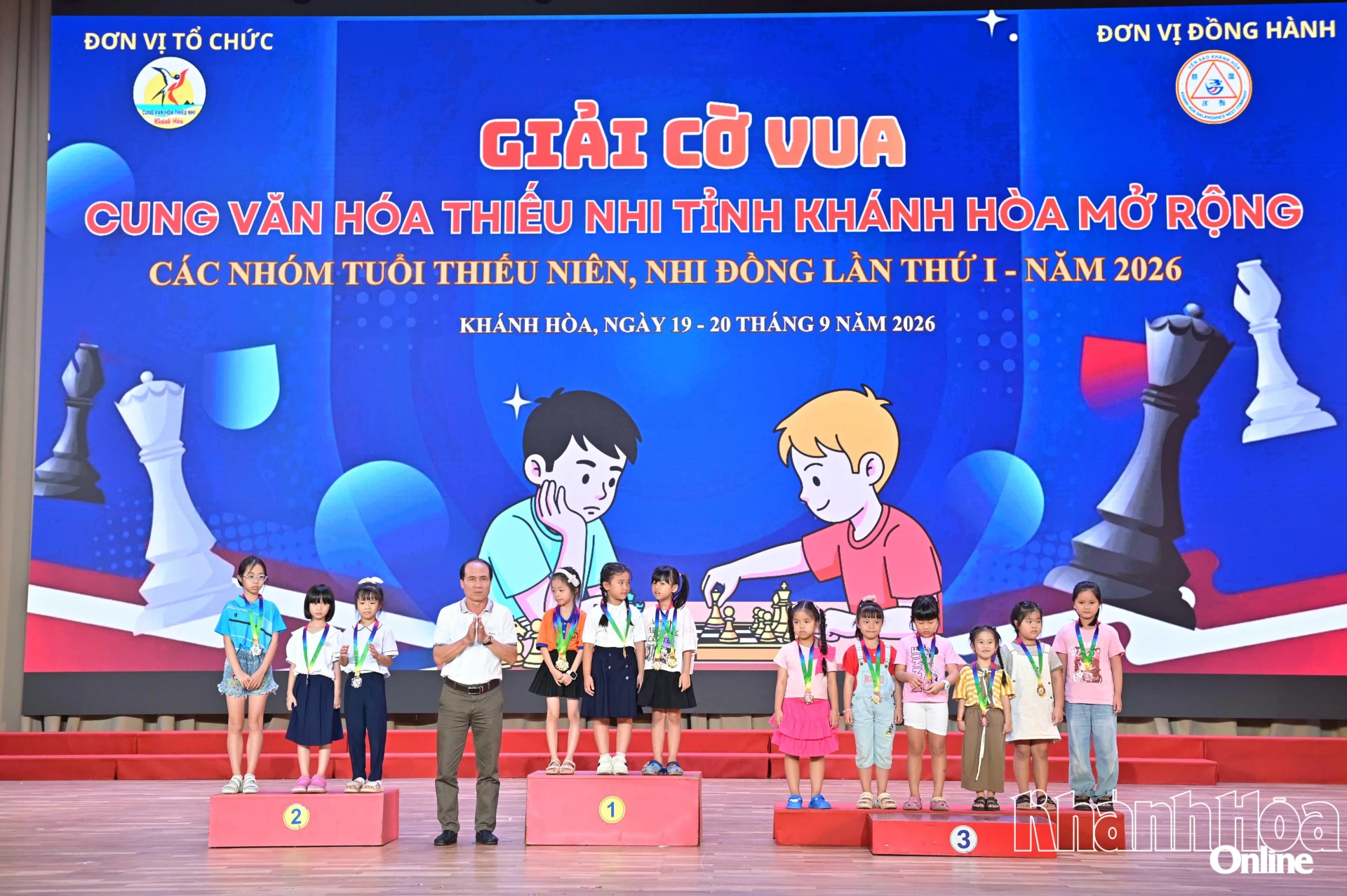 Lãnh đạo Sở Văn hóa, Thể thao và Du lịch trao giải đồng đội cho các câu lạc bộ, trung tâm cờ vua.