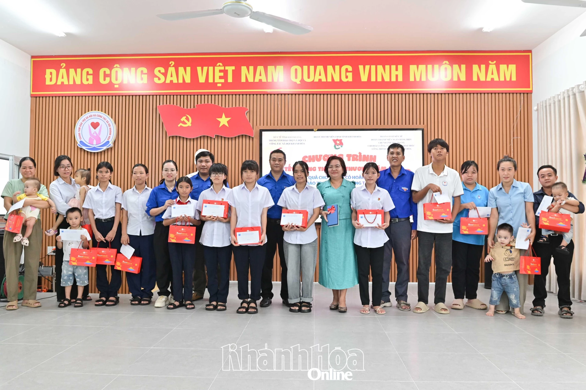 Các đơn vị trao quà Trung thu cho thiếu nhi.