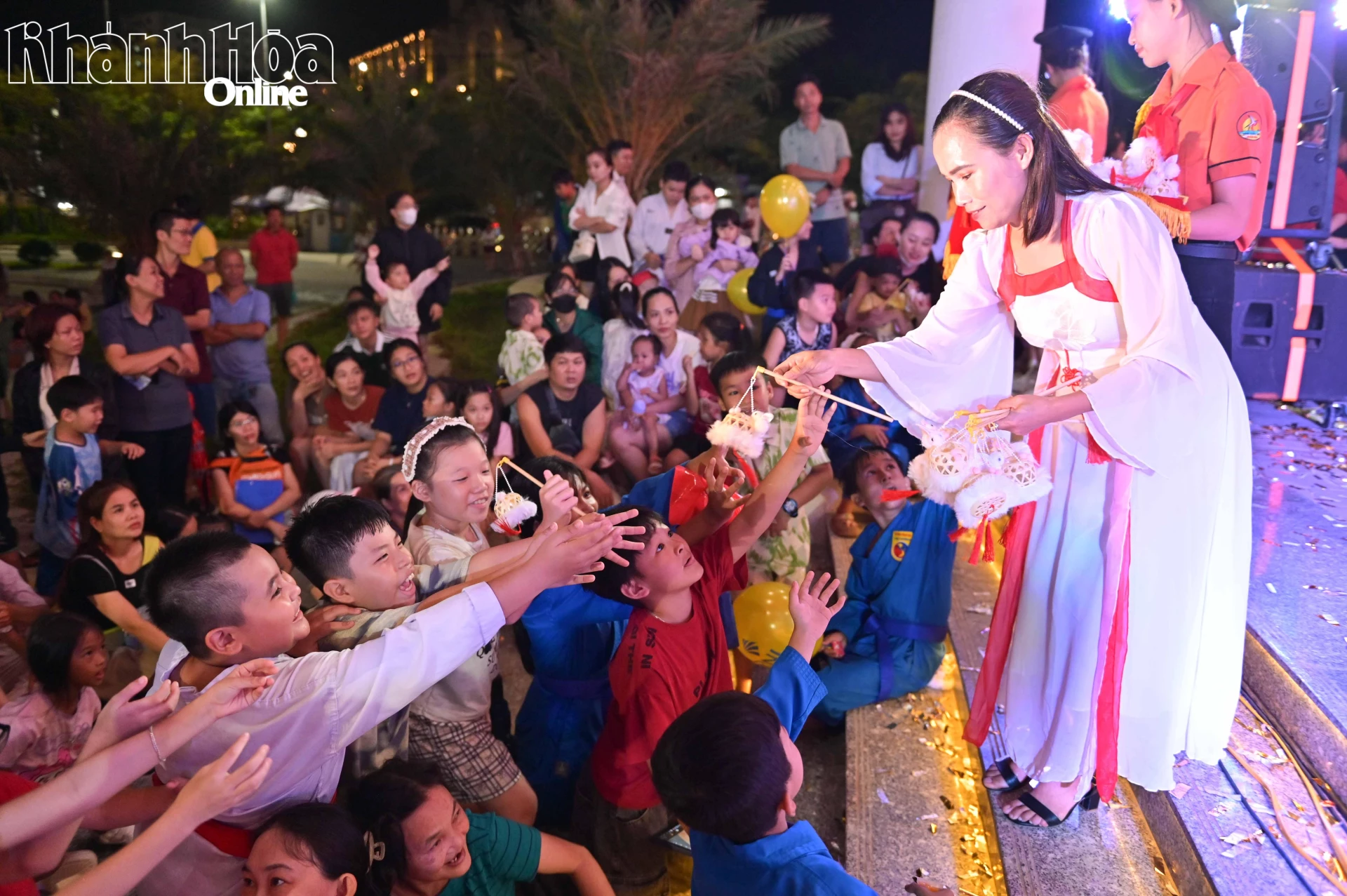 Tặng quà Trung thu cho các thiếu nhi đến tham gia chương trình.