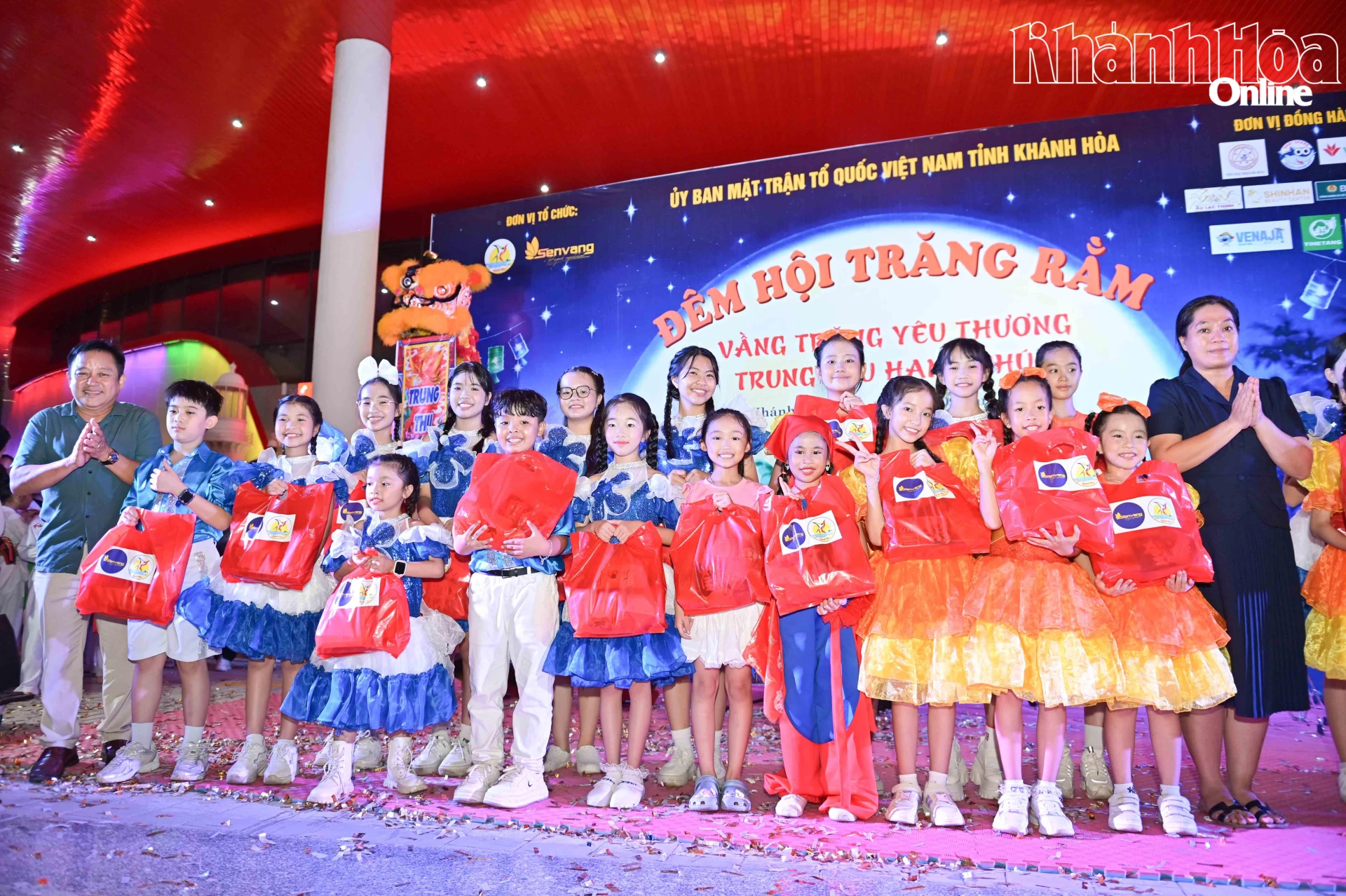 Ban tổ chức trao quà Trung thu cho các thiếu nhi sinh hoạt tại Cung Văn hóa thiếu nhi tỉnh.
