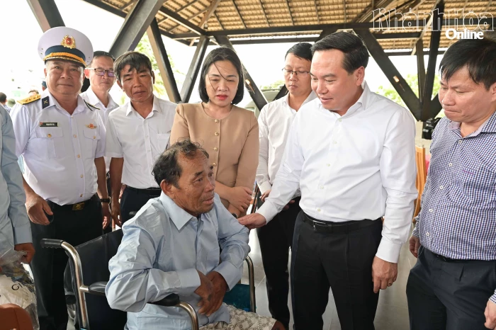 Đưa 32 ngư dân gặp nạn ở vùng biển Trường Sa về đất liền