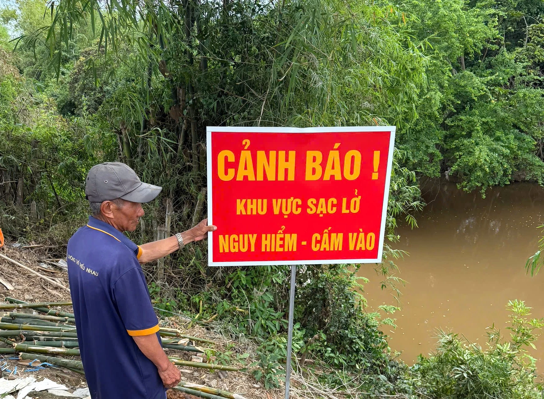 Xã đã cắm biển cảnh báo tại một số vị trí.