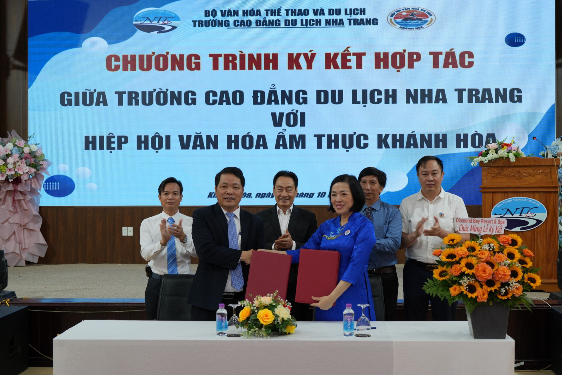 Trường Cao đẳng Du lịch Nha Trang ký kết hợp tác với Hiệp hội Văn hóa ẩm thực Khánh Hòa. 