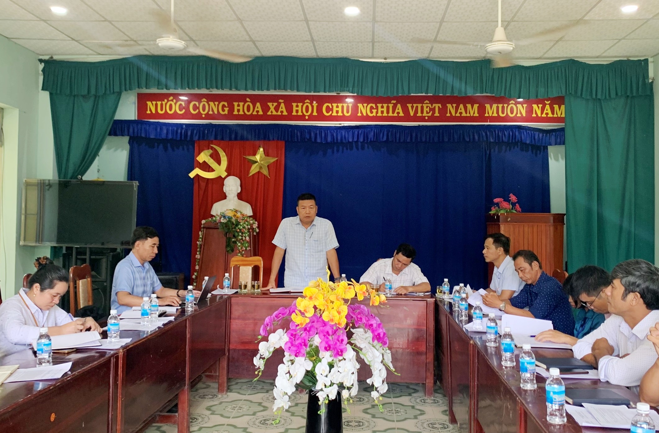 Ông Võ Hoàn Hải - Ủy viên Ban Thường vụ Tỉnh ủy, Giám đốc Sở Giáo dục và Đào tạo: Làm việc với xã Ba Cụm Bắc