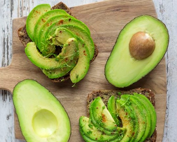 Bơ dễ mua ngoài chợ và đa dạng cách chế biến (Ảnh minh họa)